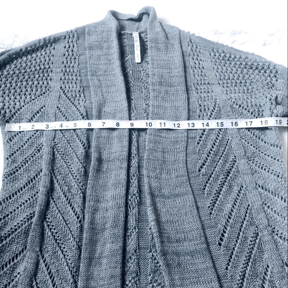Leo & Nicole gray, long, knit cardigan size M - Picture 6 of 8